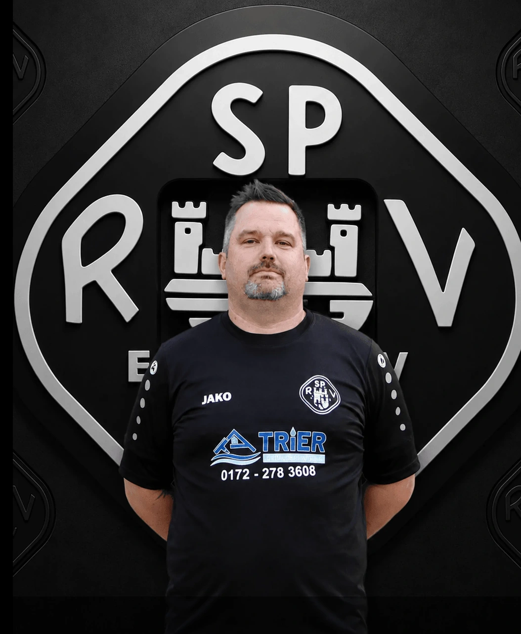 Cheftrainer gibt einer Mannschaft Anweisungen am Spielfeldrand